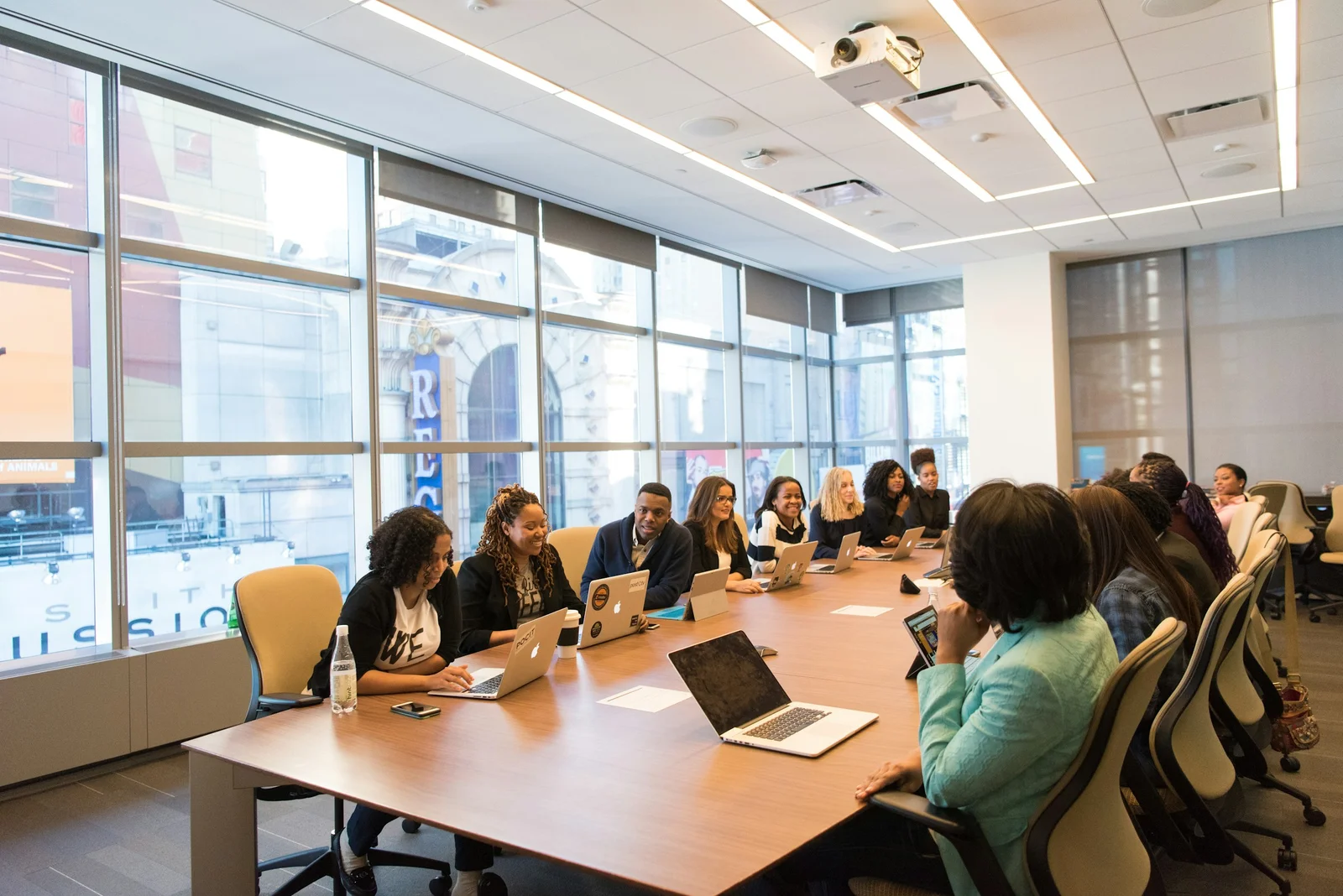 Reunião de trabalho numa sala de conferências com profissionais africanos