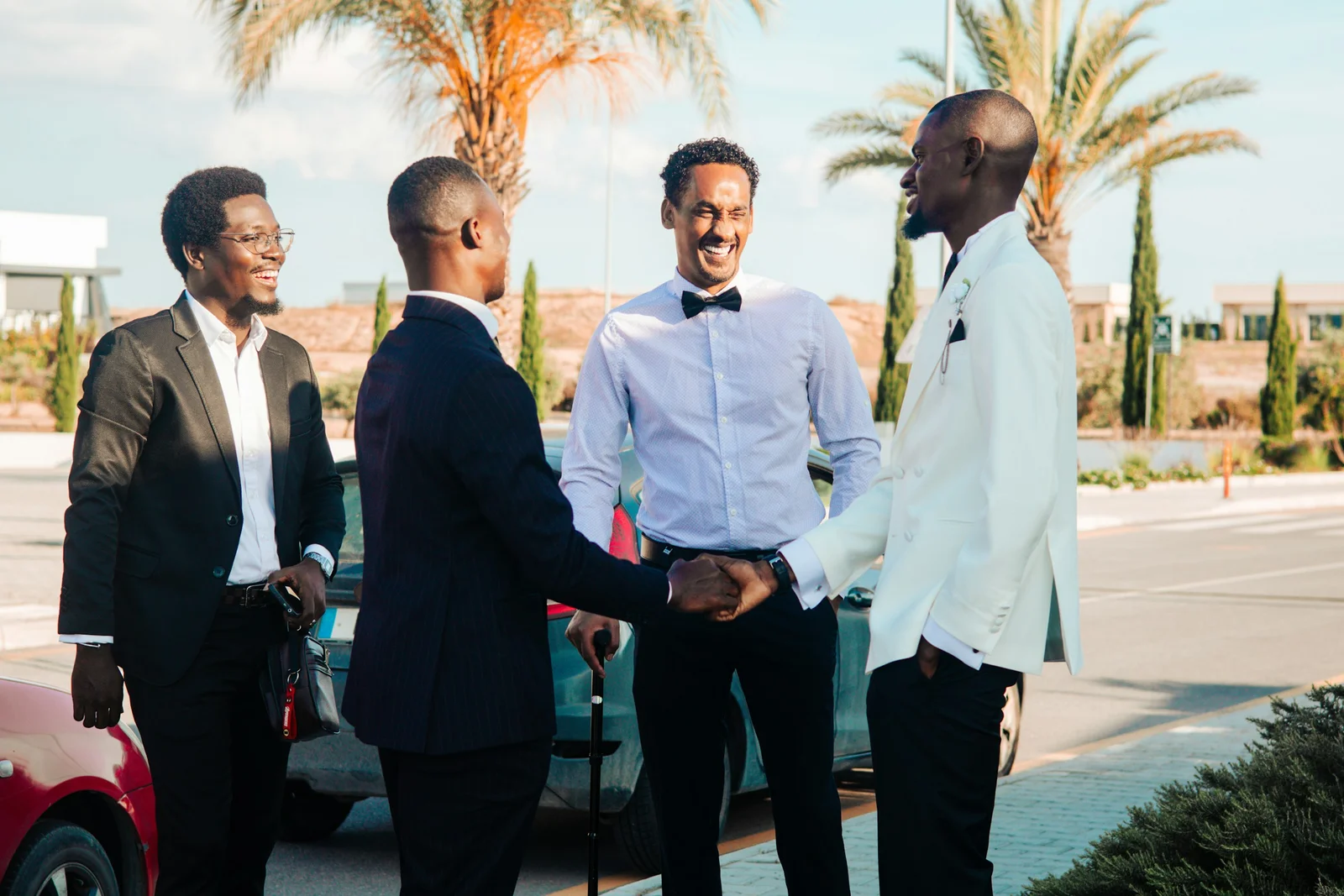 Profissionais africanos de fato a apertar as mãos