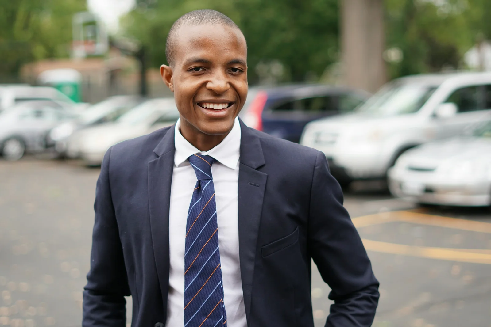 Profissional africano de fato, sorridente